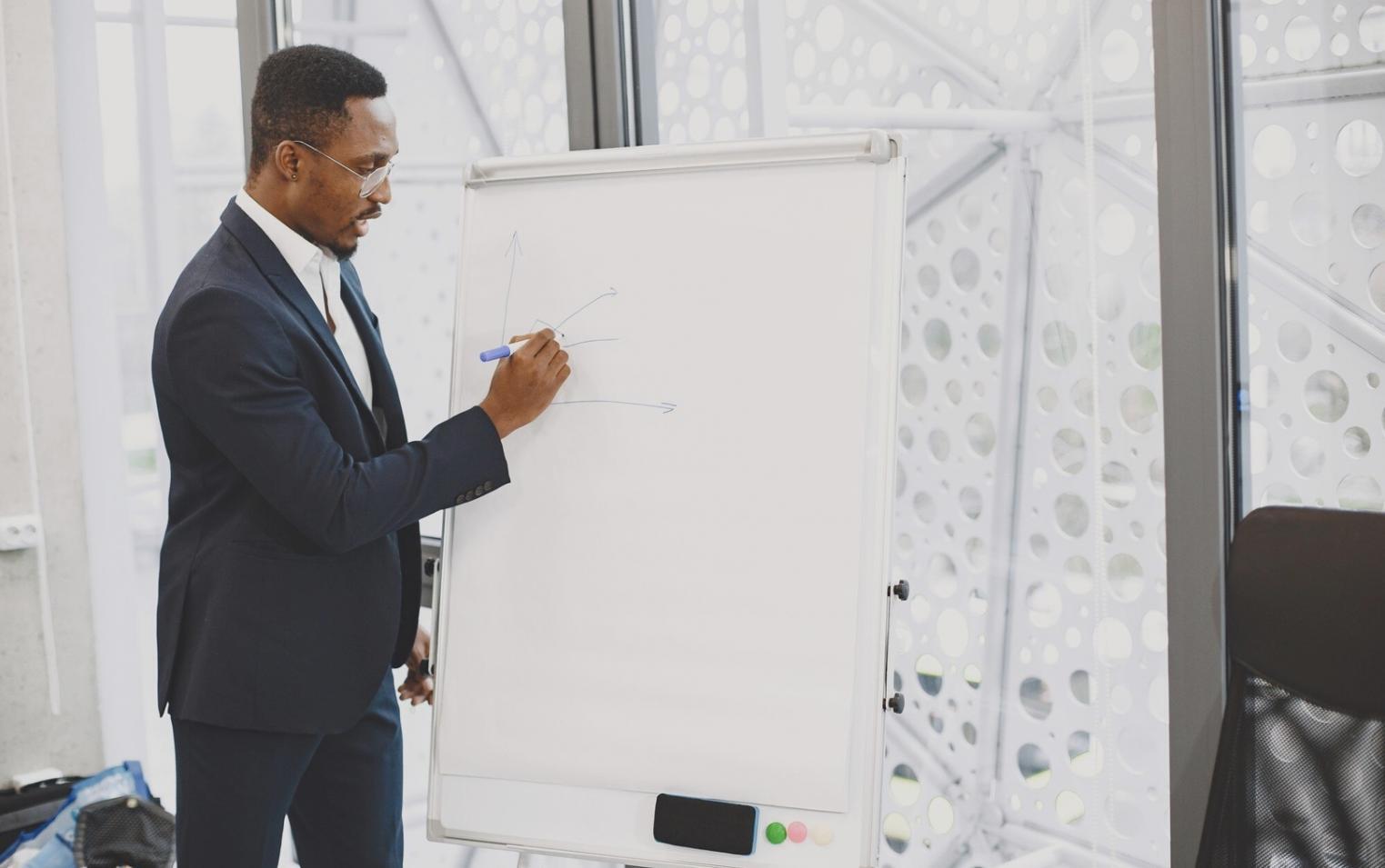 Analyse de données financières sur écran avec graphiques et tableaux