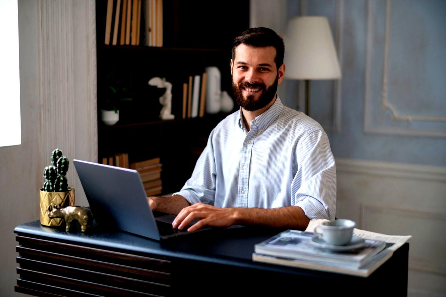 Entrepreneur consultant des documents d'analyse financière